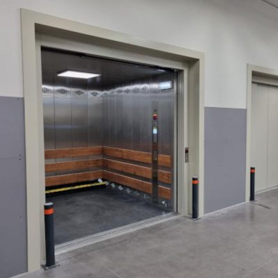 Mẫu thang nâng hàng lắp đặt trong kho chứa, khung thép hộp dày, vận hành bằng tời điện.