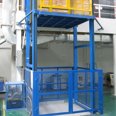 Thang nâng hàng thủy lực lắp ngoài trời, khung sơn tĩnh điện chống rỉ, sàn thép gân chống trượt.