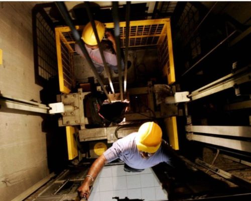 Các linh kiện cơ – điện của thang máy cần được kiểm tra và vệ sinh định kỳ để tránh hao mòn và sự cố đột ngột.