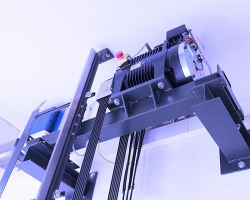 Hệ thống phanh, cảm biến quá tải và công tắc giới hạn được kiểm định để đảm bảo thang dừng khẩn cấp đúng tiêu chuẩn.
