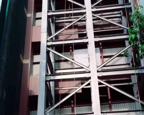 Khung thang sơn tĩnh điện, giằng chữ X giúp tăng độ ổn định, chống rung lắc khi hoạt động tải nặng.