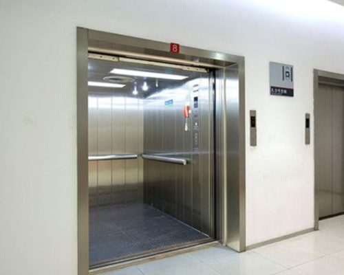 Thang tải hàng inox khép kín đạt tiêu chuẩn ESD giải pháp hoàn hảo cho xưởng điện tử và linh kiện chính xác.