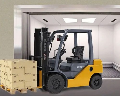 Thang tải hàng nhà xưởng linh hoạt, dễ bảo trì; trong khi thang khu công nghiệp có tải trọng lớn, phục vụ logistic.