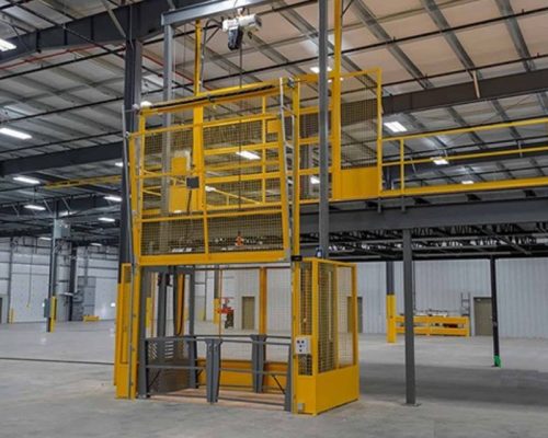 Cửa thang và Cabin rộng rãi giúp di chuyển hàng hóa dễ dàng, tránh va chạm.
